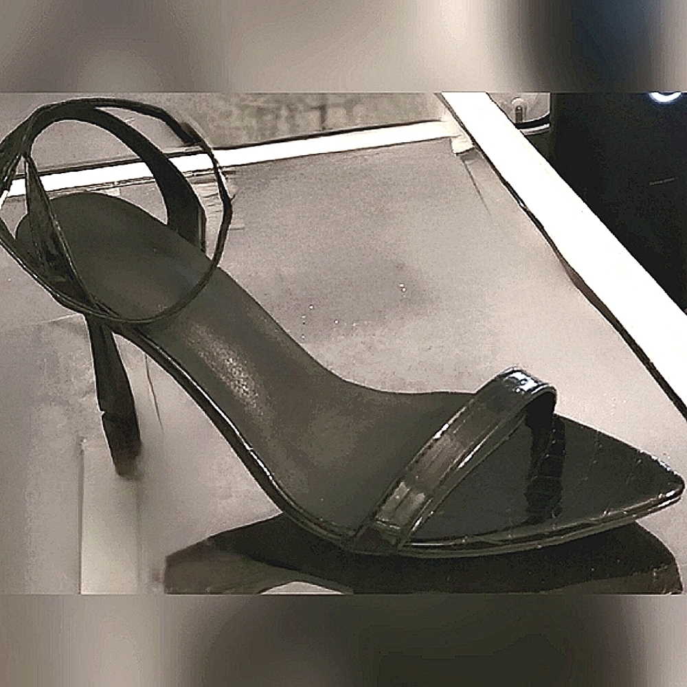 Strappy heeled sandles; black patent.